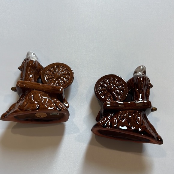 Salt and Pepper shaker set - Spinning Wheel Salt and Pepper Shaker set. Vintage - Picture 9 of 11